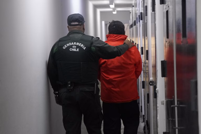 Gobierno de Kast implementa nuevo régimen carcelario: Reos del crimen organizado serán aislados y usarán uniforme bicolor