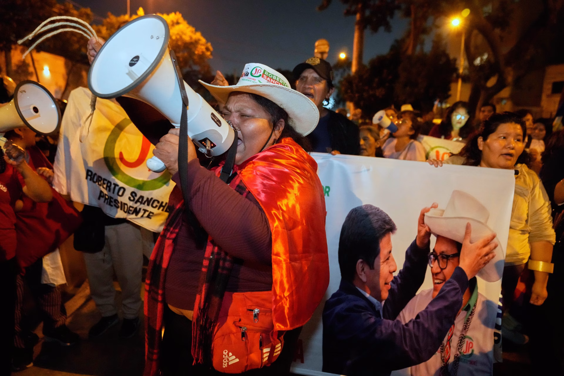 Perú en vilo: La sombra de la inestabilidad política se extiende y sus ecos resuenan hasta el Biobío