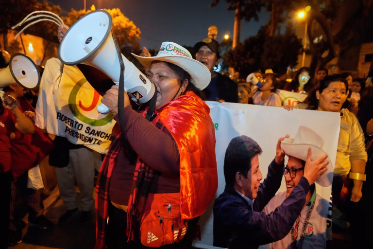 Perú en vilo: La sombra de la inestabilidad política se extiende y sus ecos resuenan hasta el Biobío