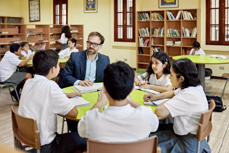 Mochilas bajo la lupa: ¿Protección o estigmatización en las aulas del Biobío?