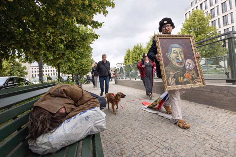 Asesinato de Artista Ruso en Polonia: La Sombra de la Disidencia se Extiende Más Allá de las Fronteras