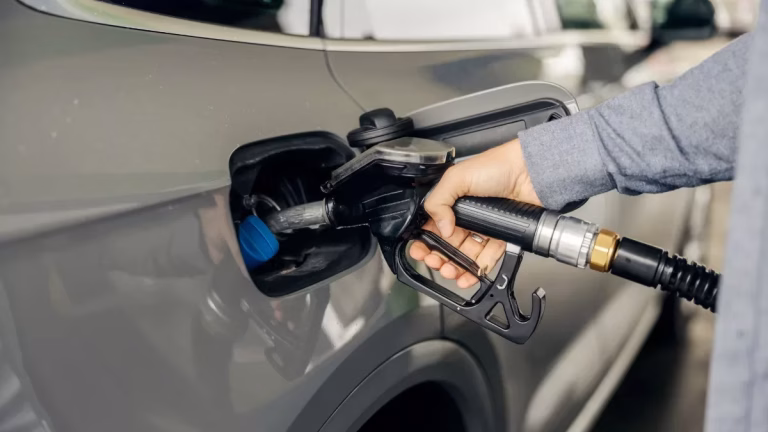 Descuento en bencina: Biobío celebra en 6 comunas, pero Cabrero queda fuera de la rebaja de Copec