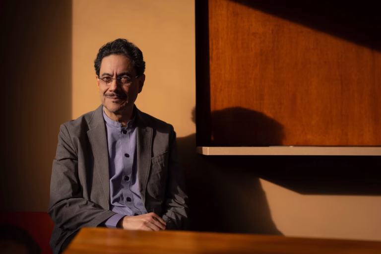 Elecciones en Colombia: Candidato Iván Cepeda advierte contra la aplicación de modelos de Milei y Bukele
