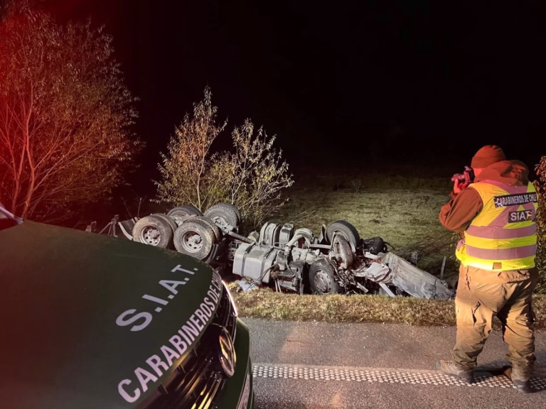 Tragedia en Ruta 5 Sur: Joven de 27 años fallece en volcamiento a la altura de Cabrero