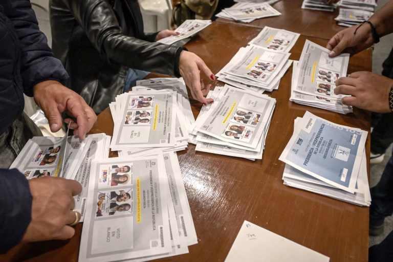 Colombia en vilo: Escrutinio oficial definirá al próximo presidente en los próximos días