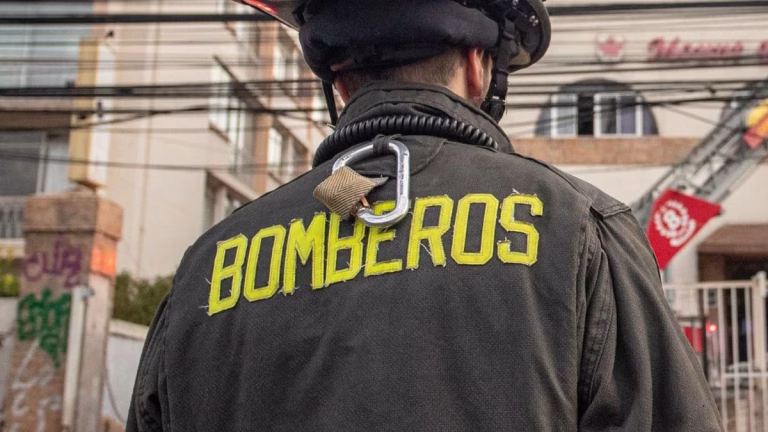 Cuerpo de Bomberos expulsó a oficial por comentarios en grupo privado de WhatsApp: Corte lo reincorpora