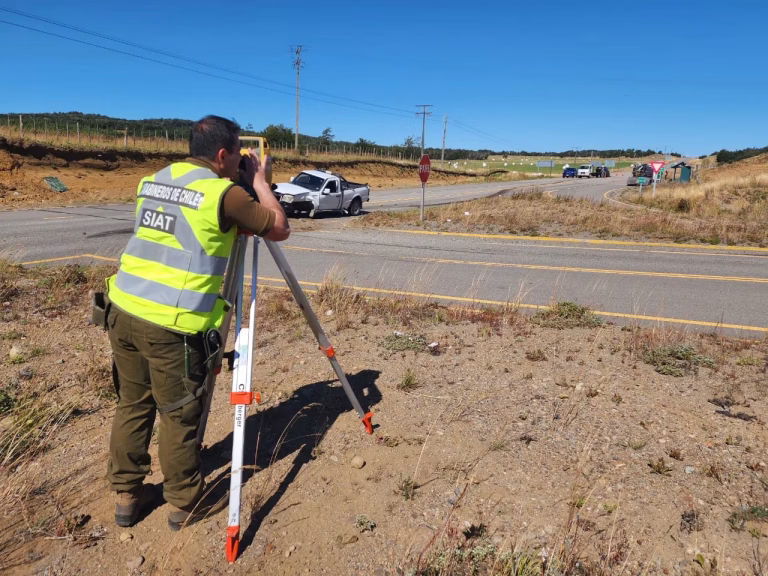 SIAT investiga volcamiento fatal en Ruta 5 Sur que cobró la vida de una joven en Cabrero
