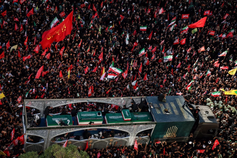 Irán entierra a su líder Ali Jameneí en una masiva ceremonia para proyectar poder regional