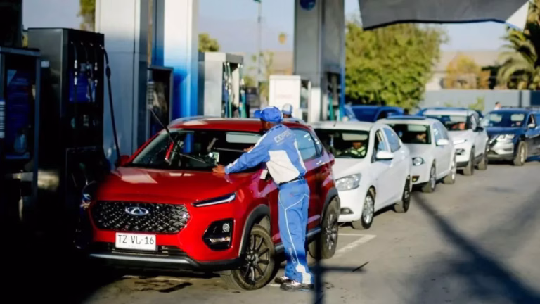 Copec anuncia descuento de $100 por litro en bencinas para este jueves en 32 comunas del país