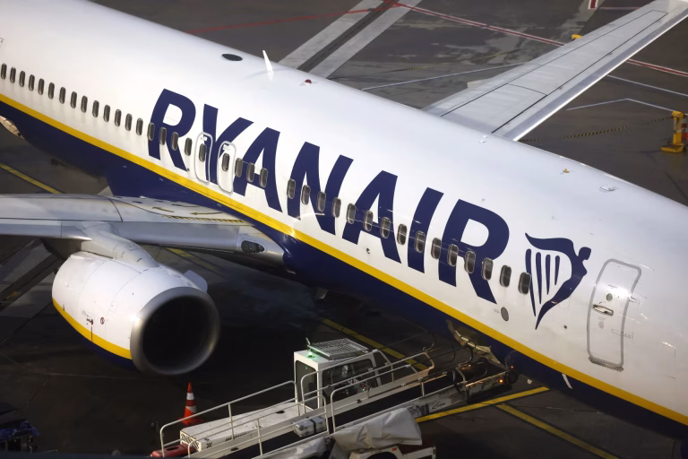Grave incidente en Ryanair: Pasajero parcialmente expulsado tras desprenderse una ventanilla en pleno vuelo