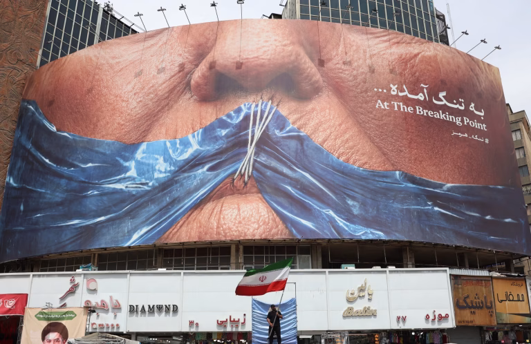 Irán consolida su control sobre el Estrecho de Ormuz, amenazando el precio mundial de la energía