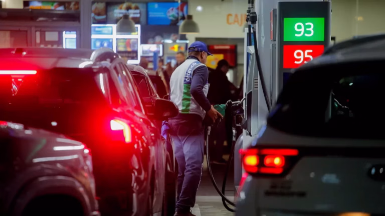 Copec aplicó descuento de $100 por litro de bencina este viernes en 32 comunas del país