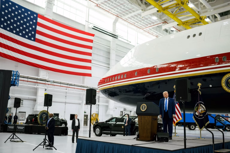 Gobierno de EE.UU. cita a periodistas del New York Times por investigación sobre el avión presidencial