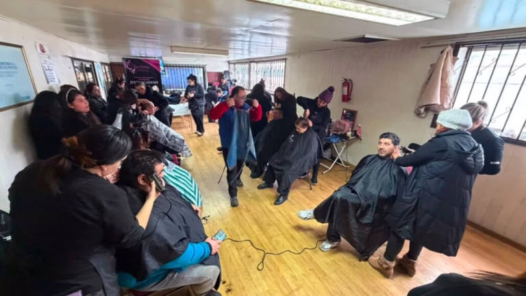 Operativo de Bienestar y Belleza Beneficia a más de 90 Locatarios de la Vega Techada en Los Ángeles