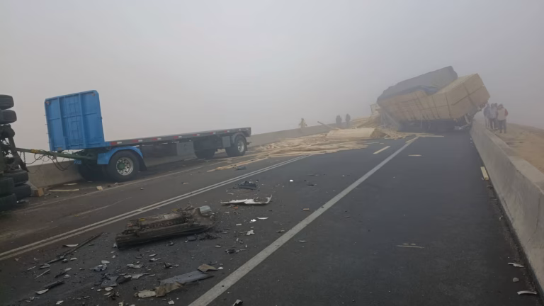 Colisión Múltiple de Camiones Bloquea la Ruta 5 Norte en Chañaral por Densa Neblina