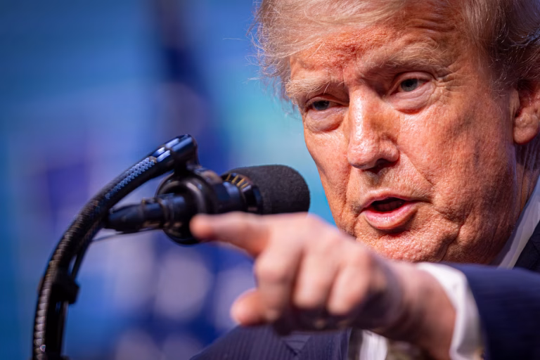 Trump eleva la tensión: anuncia bloqueo a barcos iraníes y un arancel del 20% en el Estrecho de Ormuz