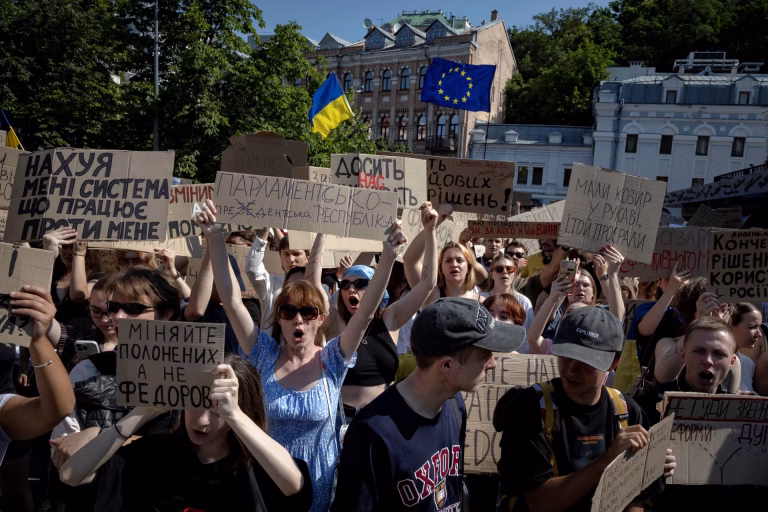 Protestas en Ucrania tras destitución del Ministro de Defensa por orden de Zelenski