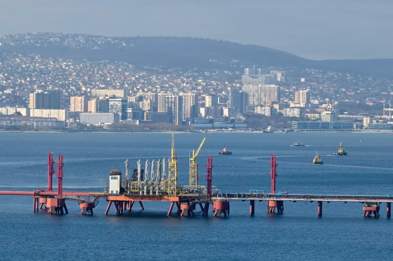 Buque con gas propano arde en el Mar Negro tras presunto ataque con dron; hay tripulantes heridos