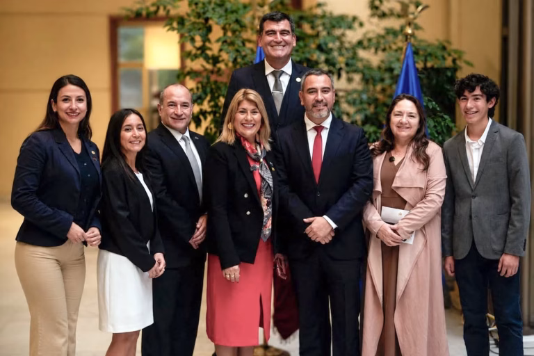Columna de opinión en El País destaca el rol “bisagra” de la política para lograr acuerdos en Chile