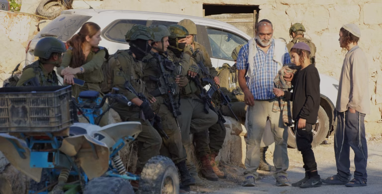 Ejército israelí paraliza aldea palestina para facilitar rezo de colonos en Cisjordania