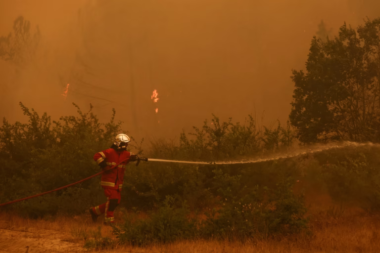 Unión Europea activa mecanismo de emergencia y despliega flota aérea por incendios en España y Francia