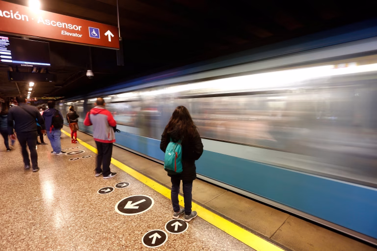 Chile enfrenta crisis de salud mental: Metro de Santiago lanza iniciativa de apoyo psicológico para pasajeros