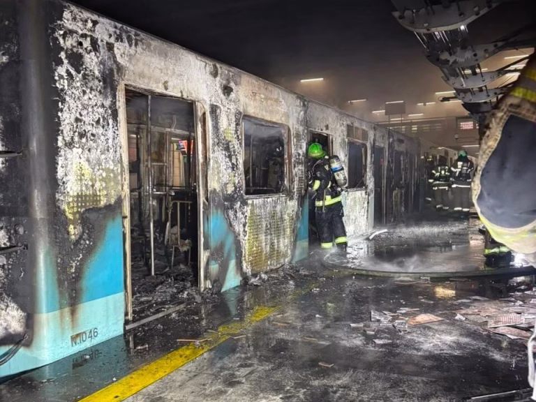 Incendio en vagón del Metro de Santiago provoca caos y cierre de estaciones en Línea 5