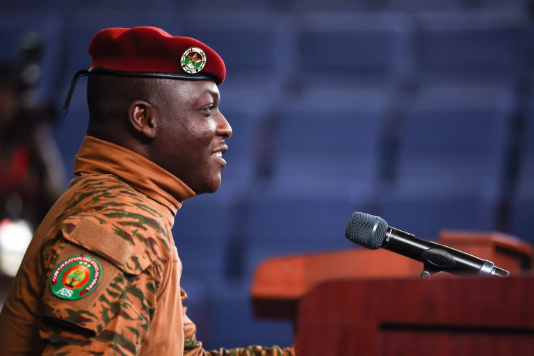 Ibrahim Traoré: El doble rostro del líder de Burkina Faso, entre ícono global y la supresión de libertades