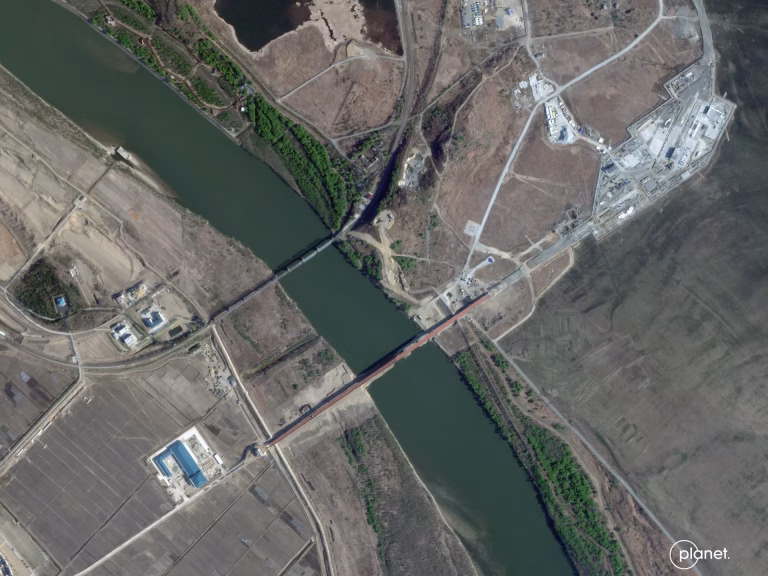 Rusia y Corea del Norte consolidan su alianza con la construcción de su primer puente carretero