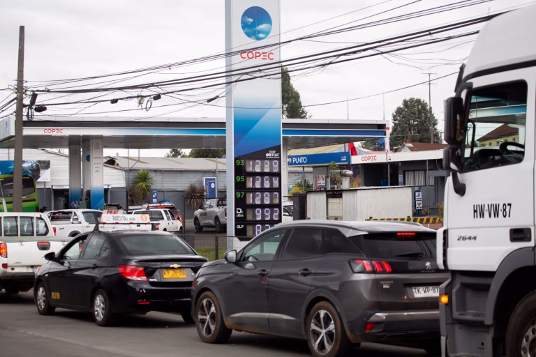 Advierten inminente alza en bencinas y diésel que impactará el bolsillo de los chilenos