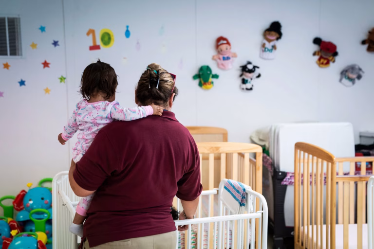 Miles de niños migrantes en EE.UU. en riesgo de deportación por falta de abogados