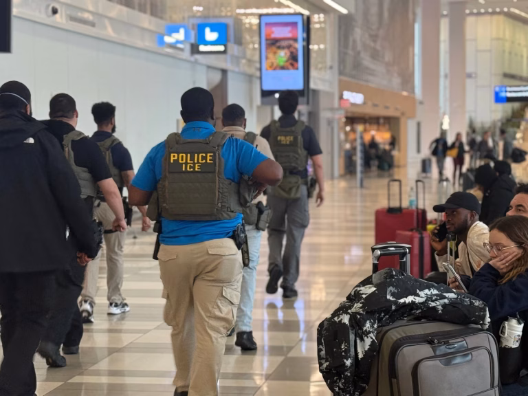 Gobierno de Trump ordena detener a migrantes indocumentados en aeropuertos de EE.UU.