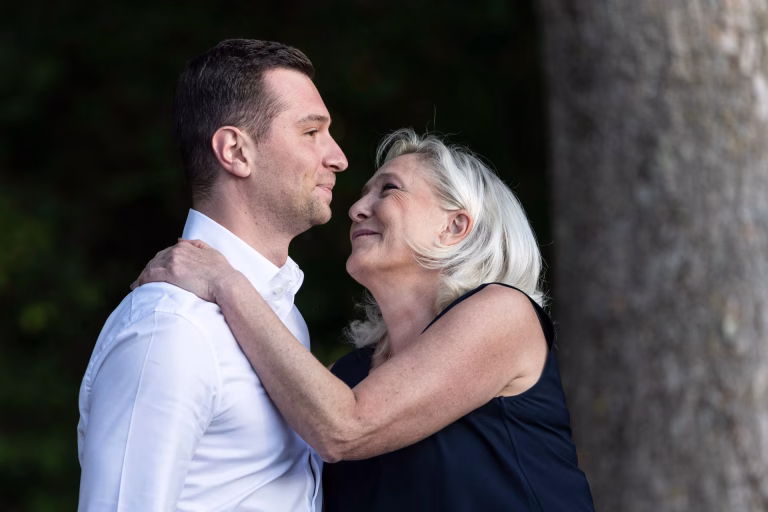 Francia: Crecen las tensiones entre Marine Le Pen y Jordan Bardella, amenazando el futuro de la ultraderecha