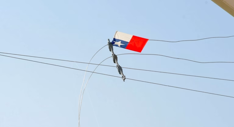 Fiestas Patrias en Cabrero: Advierten sobre graves riesgos de elevar volantines cerca de cables eléctricos