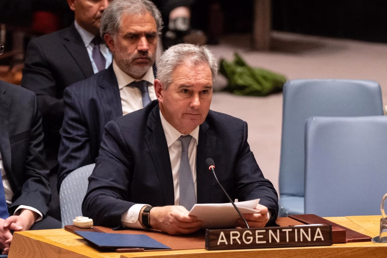 Canciller argentino afirma que su país es “bioceánico” y reactiva tensión con Chile por Estrecho de Magallanes