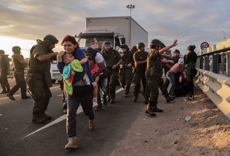 Estudio Revela Compleja Visión de Chilenos sobre Migración: Preocupación y Crítica sin Cierre Total