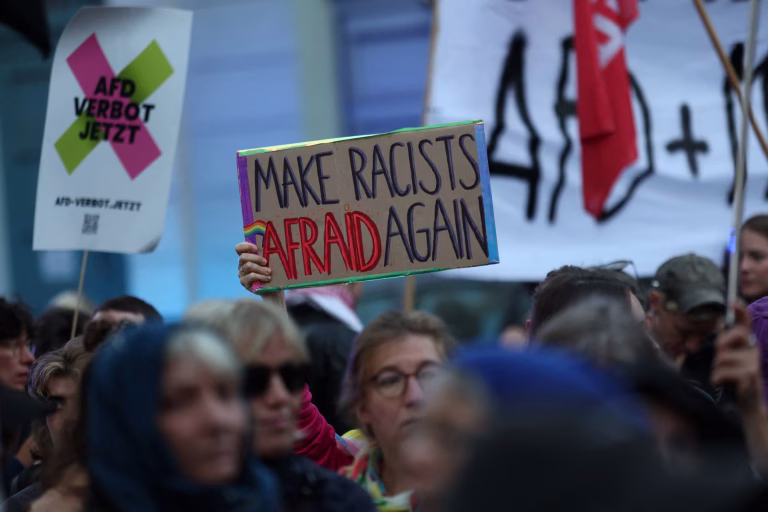 Ciudadanos alemanes protestan en las calles tras triunfo electoral del partido de ultraderecha AfD