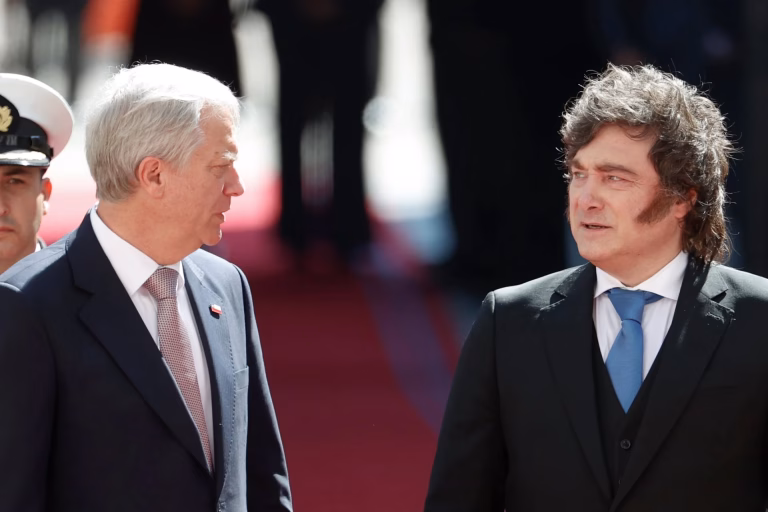 Presidente Kast se distancia de dichos de Milei sobre ‘zurdos mugrosos’ pero evita una condena directa