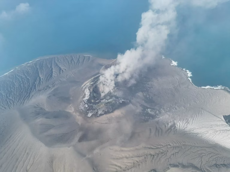 Indonesia: Erupción del volcán Anak Krakatau obliga a cerrar siete aeropuertos
