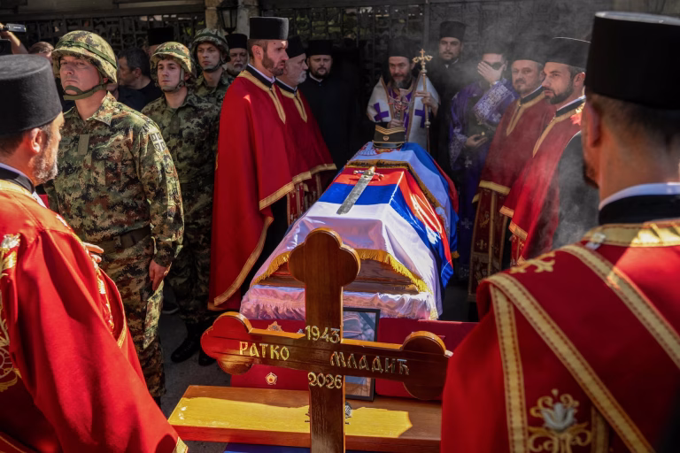 Funeral de Ratko Mladic en Belgrado genera controversia y críticas de la Unión Europea