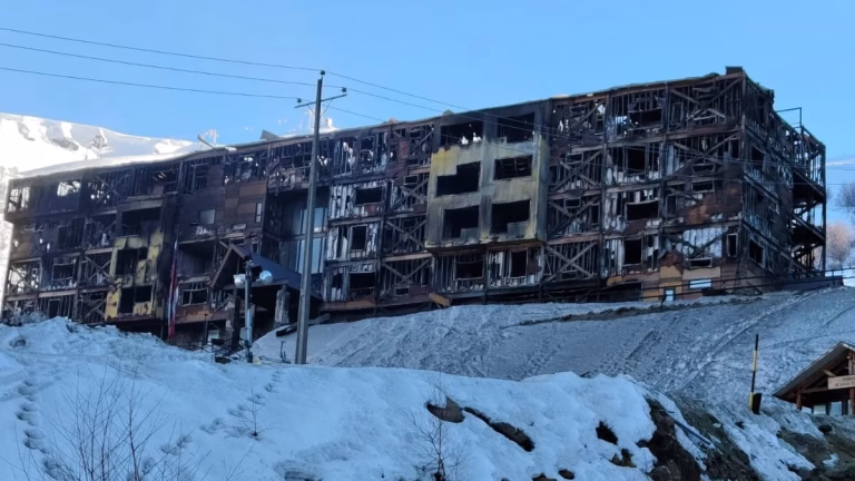 Incendio consume por completo el Hotel Alto Nevados en Chillán