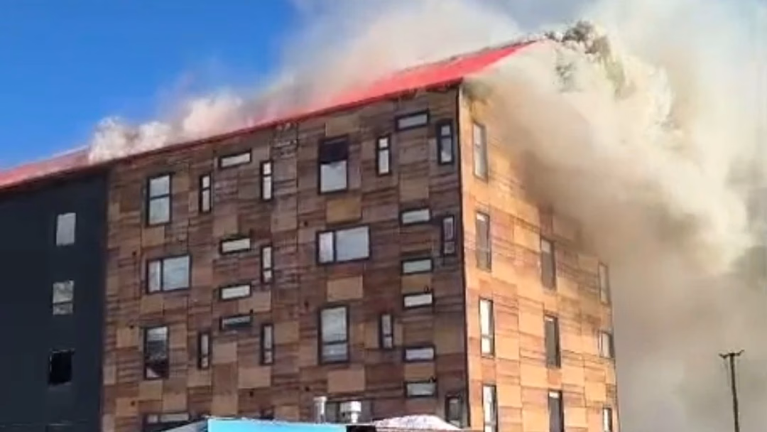 Incendio consume instalaciones del Hotel Altos Nevados en Termas de Chillán y deja vehículos dañados
