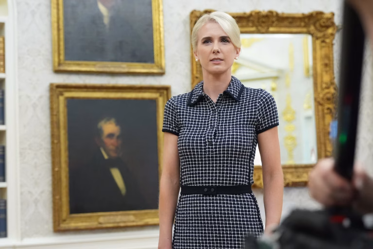 Regalos en efectivo de Donald Trump a su personal desatan controversia ética en EE.UU.