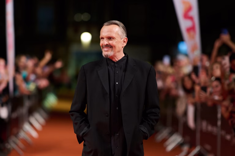 Miguel Bosé reacciona con humor a viral de Mauricio Pinilla cantando ‘Si tú no vuelves’