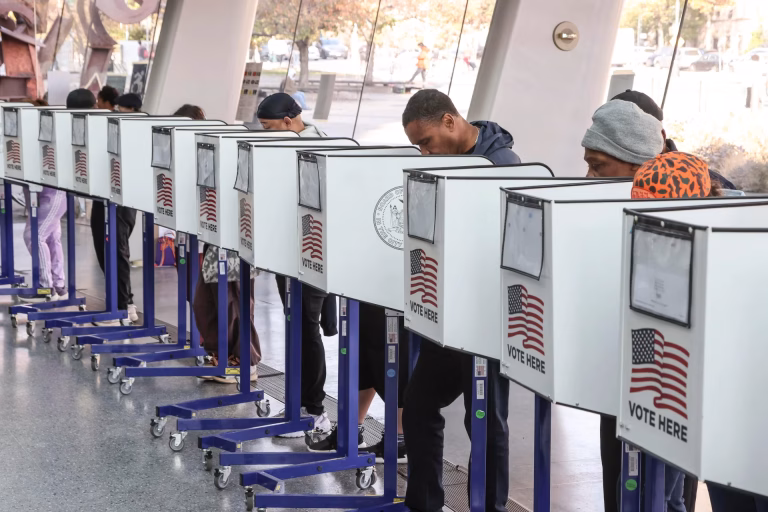 Gobierno de Trump recurre a Corte Suprema para reactivar base de datos y revisar registros electorales