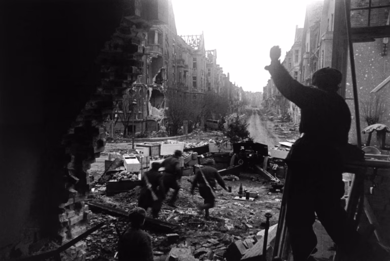 La Última ‘Oportunidad’ de Hitler: Una Lección Histórica Sobre la Retórica del Falso Salvador