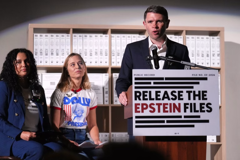 Tensión en Convención Republicana: Candidato Demócrata confronta a Trump por su pasado con Epstein