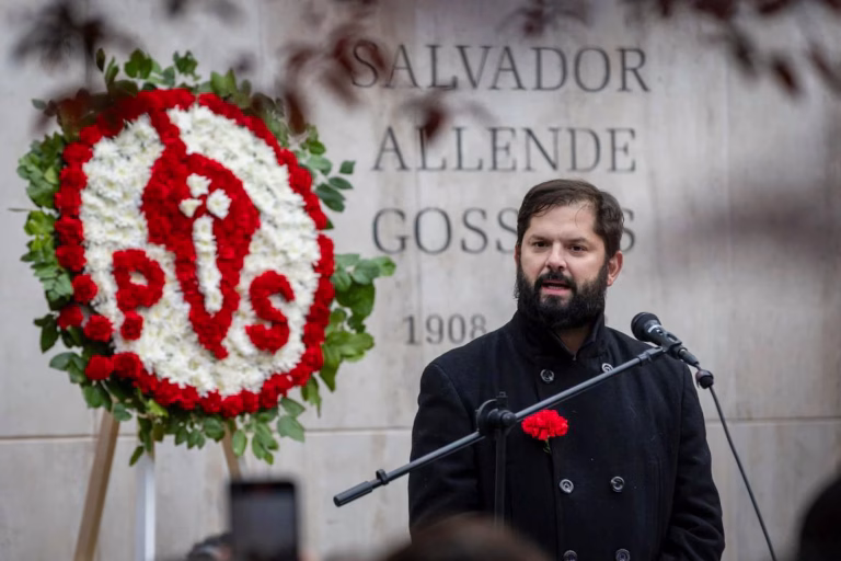 Boric defiende memoria de Allende en un 11 de septiembre sin actos oficiales del Gobierno