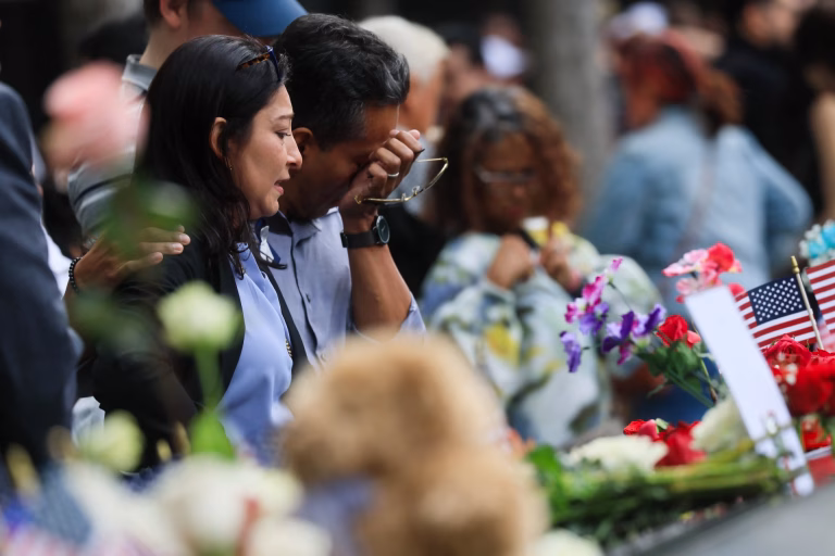 Nueva York conmemora 25 años del 11-S con un emotivo homenaje a las víctimas en la Zona Cero