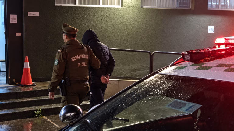 Detienen a dos jóvenes en Bulnes por robo flagrante de implementos deportivos en escuela